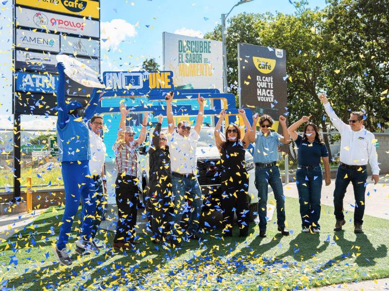 Representantes de UNO, invitados especiales y medios de comunicación, estuvieron presentes en la entrega del Nissan Frontier Pro-4X al ganador de la promoción UNO te une a la fiesta del fútbol.
