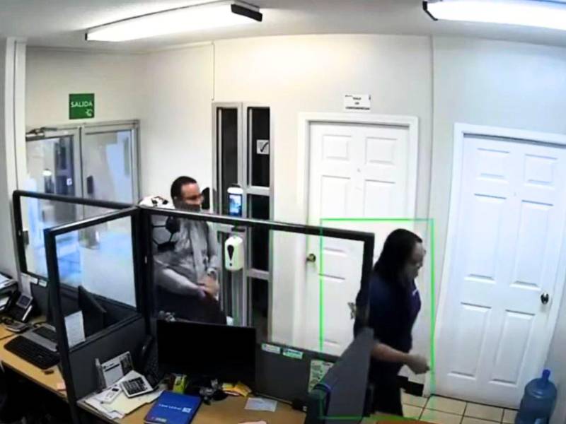 Captura de pantalla del video de seguridad registrado y que muestra a dos de las víctimas.