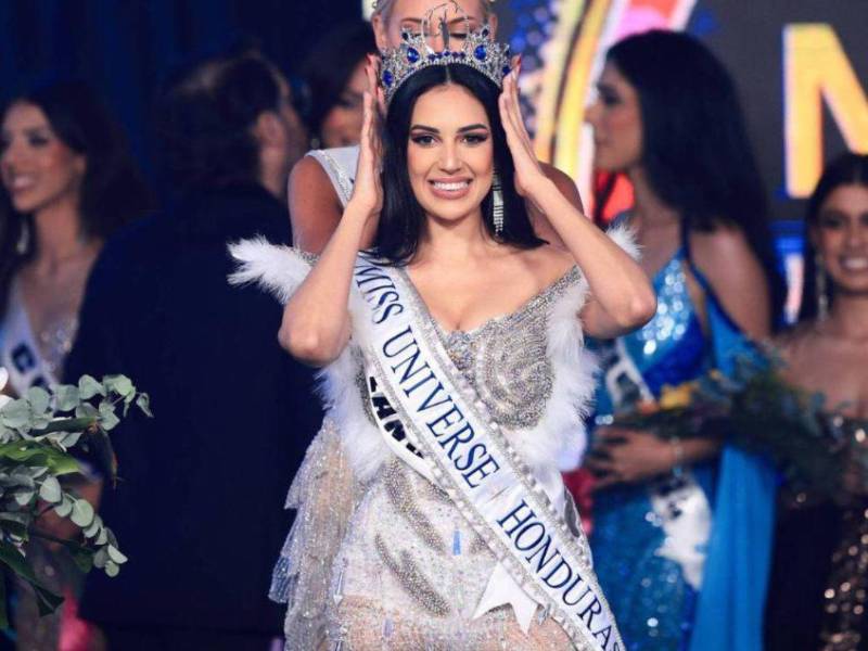 “Se viene muchísimo trabajo, muchísimo esfuerzo pero con la disciplina que he tenido hasta ahora lo quiero seguir logrando y les prometo que lo voy a hacer de la mejor manera para representar a los hondureños dignamente”, manifestó Alejandra respecto a su futuro viaje a Tailandia para representar a Honduras en el Miss Universo.
