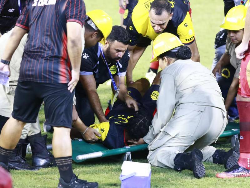 Mike Arana sufrió un duro golpe al caer al suelo y tuvo que salir del campo con apenas un minuto de juego.