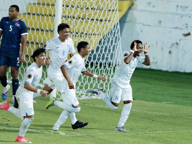 Mike Arana celebrando su golazo que puso a ganar a Honduras contra Bermudas.