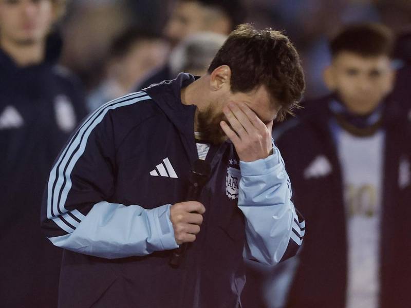 Leo Messi se emocionó por las ovaciones y aplausos de la afición argentina en su despedida.