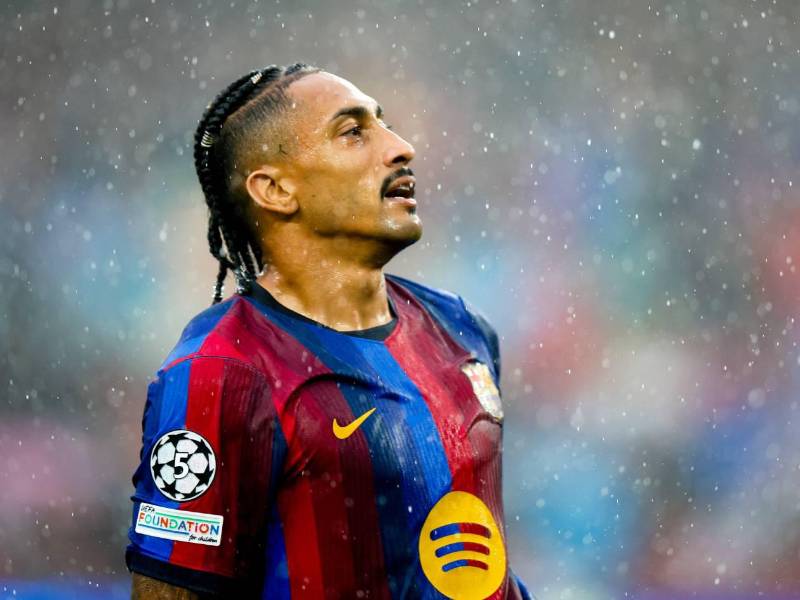 El delantero brasileño Raphinha tiene ganando al Barcelona en el Spotify Camp Nou.