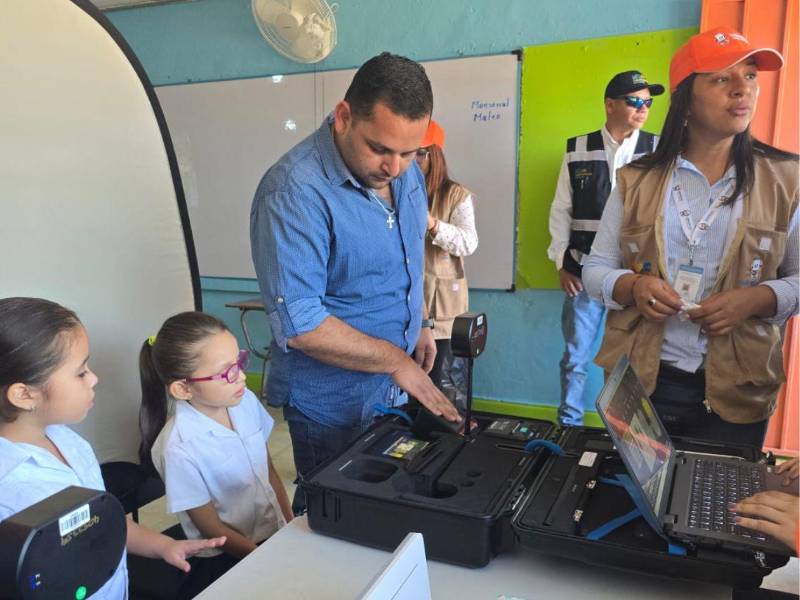 Al contar con fotografía y huellas dactilares, el documento ayudará a prevenir delitos como la trata de personas y la suplantación de identidad,.