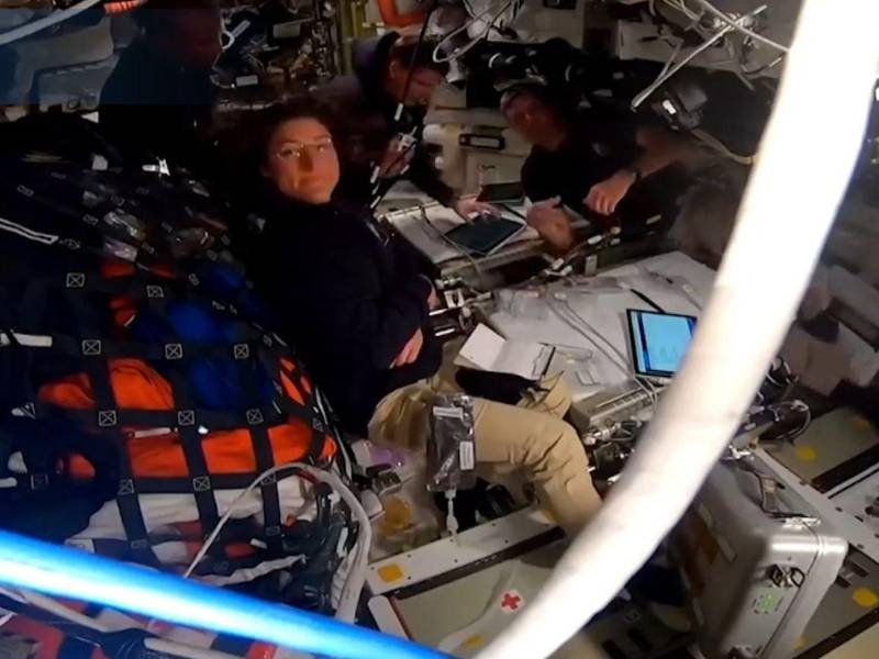 La nave Orión de la NASA se convirtió este lunes en la misión espacial tripulada a mayor distancia de la Tierra, superando el récord del Apolo 13, que en 1970 se alejó a 400.171 kilómetros de nuestro planeta.