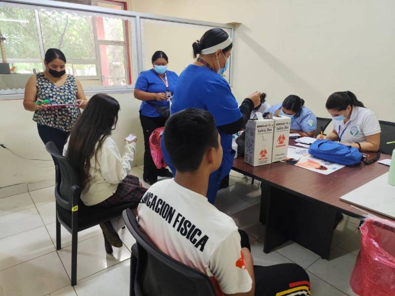Estudiantes se vacunan contra el sarampión durante la jornada de vacunación que se realizó en el Instituto Departamental Evangélico Cofradía.