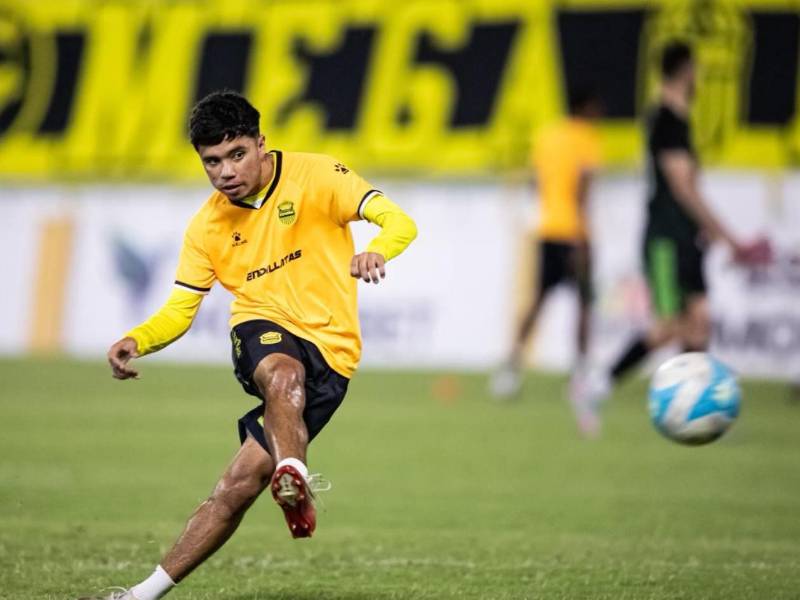 El joven Roberto Osorto aparece en el mediocampo titular del Real España.