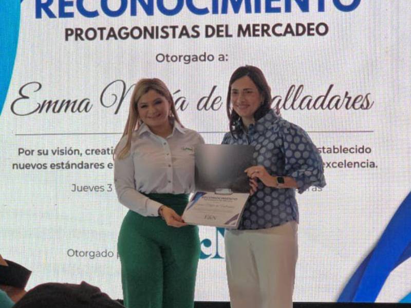 En 2025, Emma Mejía Valladares fue galardonada con el premio “Protagonistas del Mercadeo” durante el evento Top of Mind organizado por la revista Estrategias &amp; Negocios.