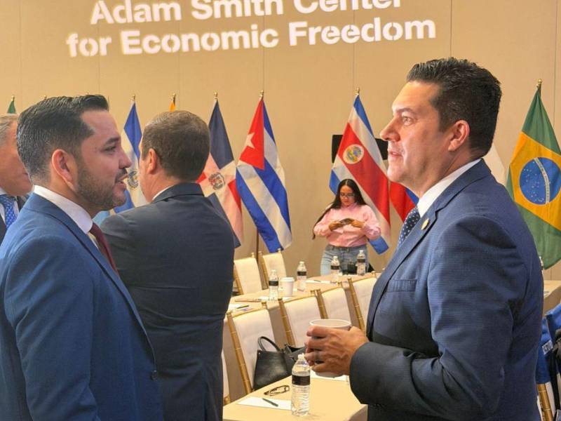 El alcalde Juan Diego Zelaya en un encuentro de alcaldes en Miami, Florida.