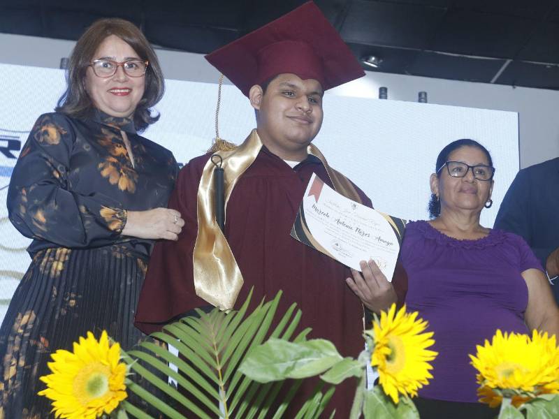 Marcelo Antonio Flores y su madre reciben reconocimiento del JTR.