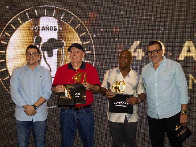 Juan Carlos Palacios y Jerónimo Cuéllar fueron reconocidos por sus 40 años en Cervecería Hondureña. Hoy son un ejemplo de trabajo y dedicación para las nuevas generaciones.