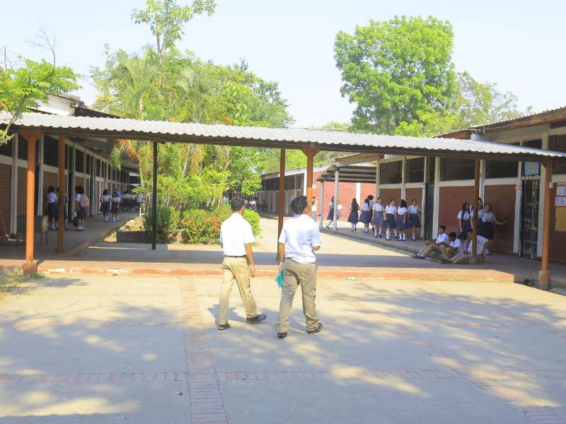 Estudiantes del instituto José Trinidad Reyes caminan por las instalaciones del centro.