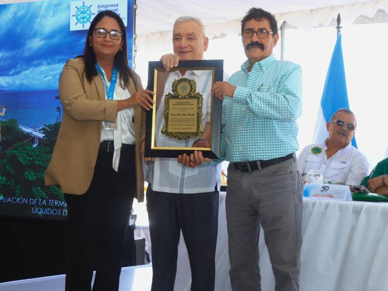 El doctor Carlos Bueso fue reconocido por su gestión en la Empresa Nacional Portuaria (ENP).