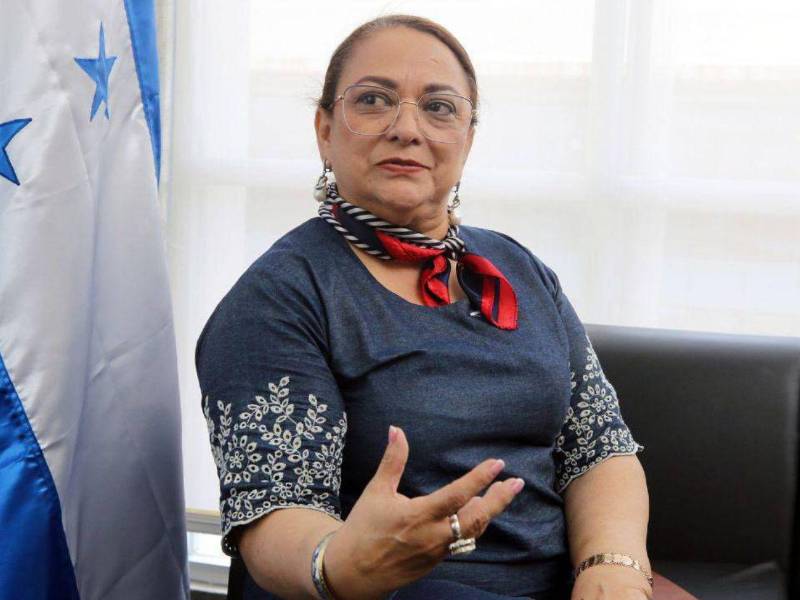 La ministra de Educación, Arely Argueta, se refirió a las supuestas irregularidades del concurso docente.