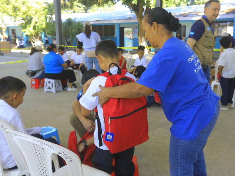Cada kit escolar incluyó una mochila nueva equipada con cuadernos, lápices de grafito, bolígrafos, crayolas, marcadores, tijeras, regla, borrador y sacapuntas.