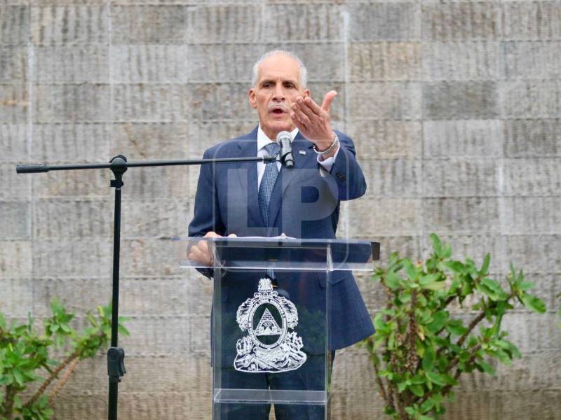 Nasry Asfura pronuncia su discurso durante los actos solemnes del 15 de septiembre en el BCIE.