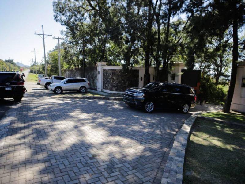 Momento cuando el presidente electo, Nasry Asfura, sale de su vivienda localizada en el municipio de Santa Ana.