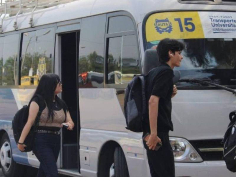 El servicio de transporte universitario ofrece varias rutas y seguridad a los jóvenes viajeros.