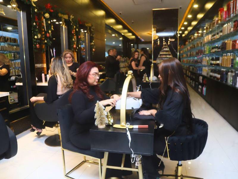 Personal altamente calificado atiende a los clientes que visitan Imagen Beauty Supply.