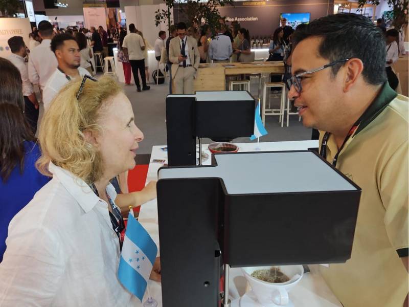 Intercambio de experiencias y demostraciones en vivo durante el evento internacional. Expertos y visitantes comparten impresiones en torno a los métodos modernos de preparación y la calidad del grano expuesto