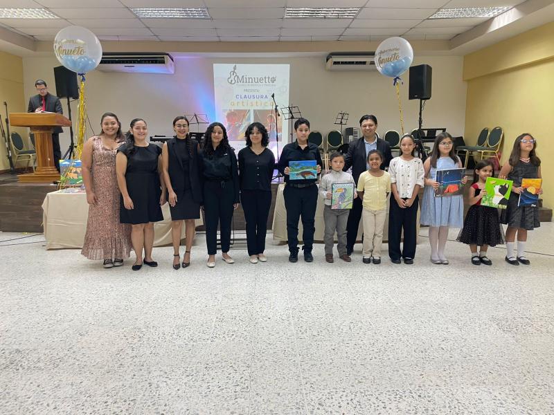 Los alumnos de pintura con sus obras.