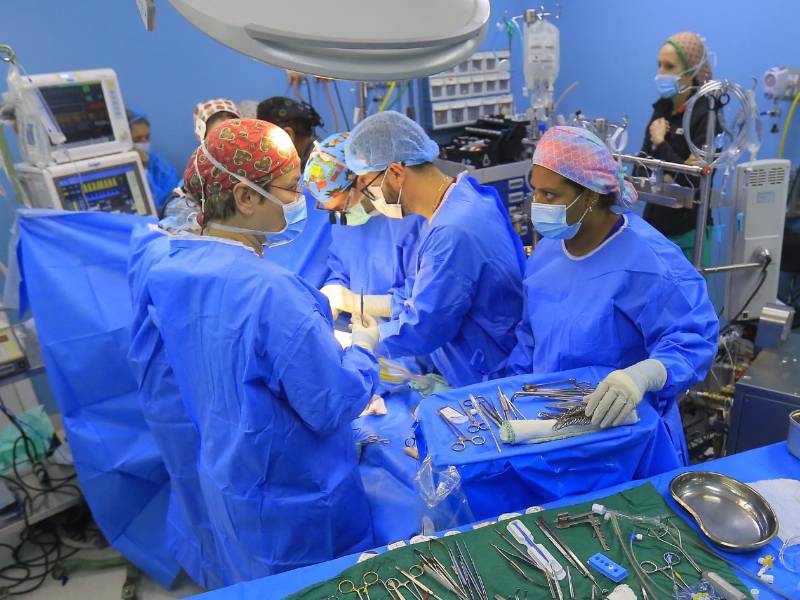 El doctor Keibhim Orellana, cirujano cardiovascular del hospital Mario Rivas, y personal sanitario de España realizan la séptima cirugía de la brigada.