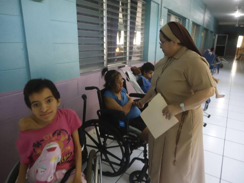 En el hogar, las hermanas cuidan con amor a niños huérfanos o con discapacidad.