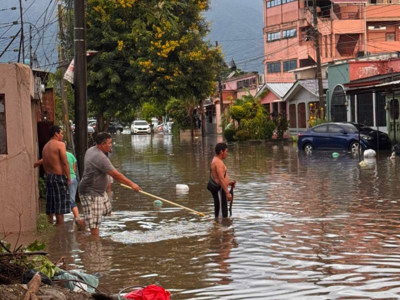 Vecinos de la colonia Ideal amanecieron con calles inundadas.