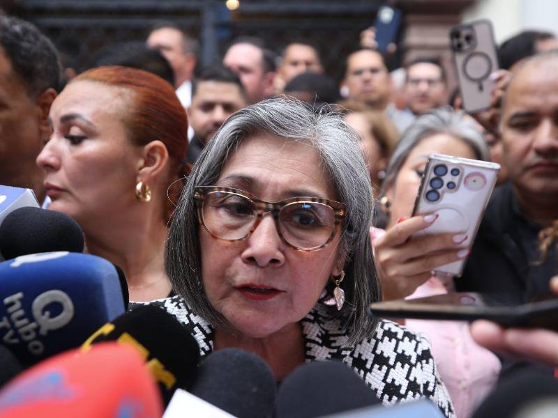 Maribel Espinoza, diputada y excandidata presidencial, lamentó que no les permitieran ingresar al hemiciclo legislativo, lo que consideró un delito.