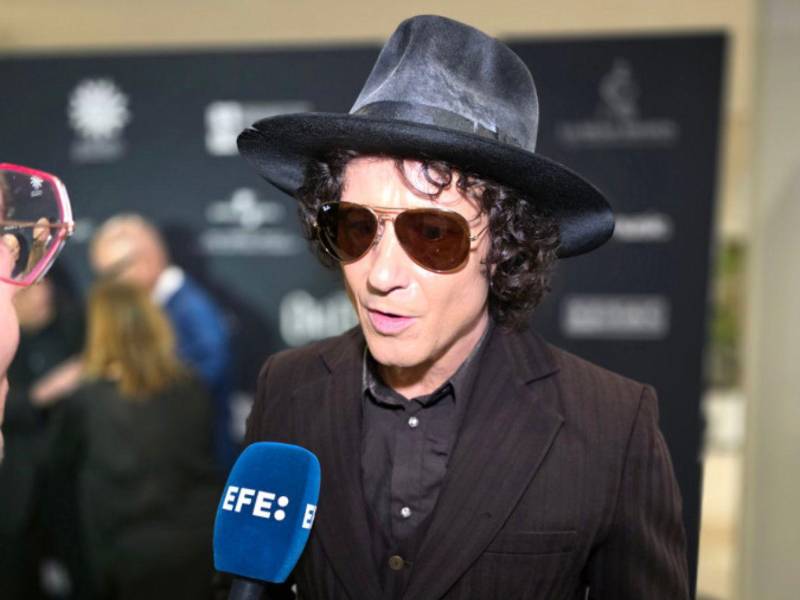 El cantautor español Enrique Bunbury durante una entrevista con EFE, este jueves, 16 de octubre, en el Flamingo Theatre, en Miami (FL, EE.UU.).
