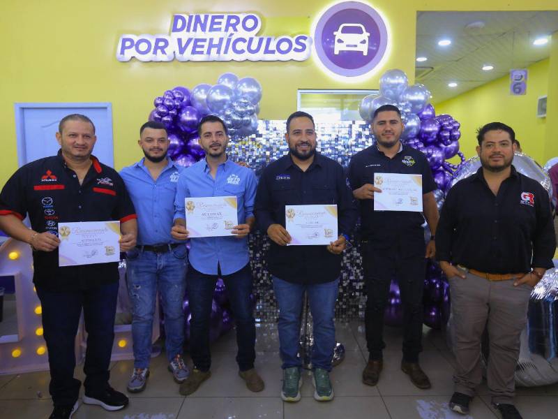 Representantes de los autolotes recibieron un reconocimiento especial de Presta Auto.