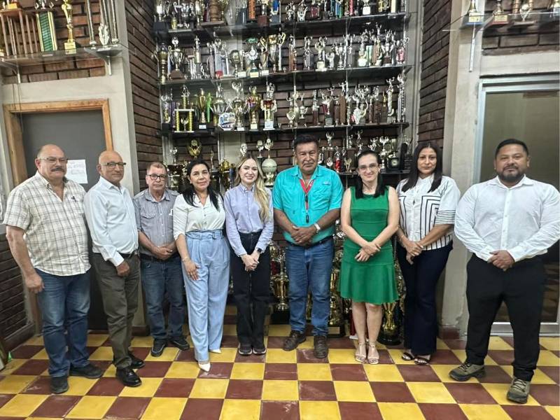 Los diputados Roberto Pineda Chacón, Yasmin Meza y Thirsa López tras finalizar la reunión con autoridades del instituto José Trinidad Reyes con motivo de su centenario de fundación.