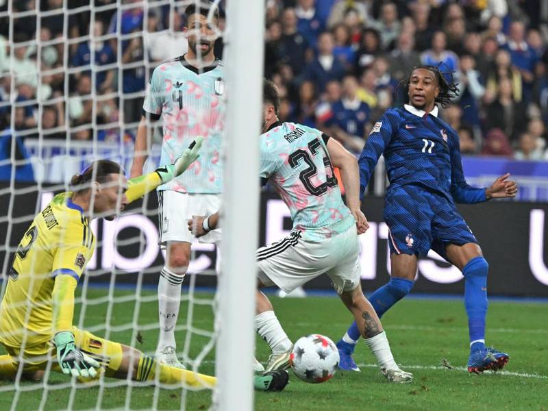 Michael Olise anotando su doblete contra Bélgica.