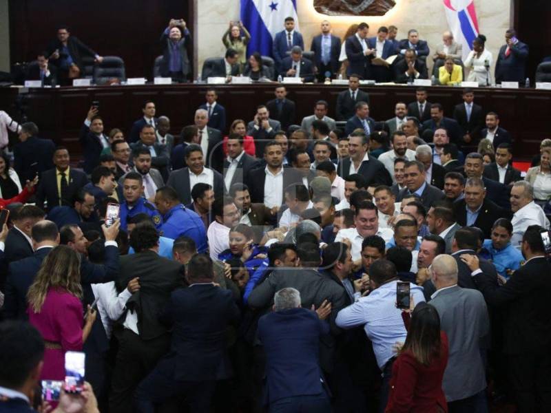 El juicio político contra Johel Zelaya desató un violento enfrentamiento entre diputados de diversas bancadas en el Congreso Nacional, durante la sesión del pasado miércoles 24 de marzo.