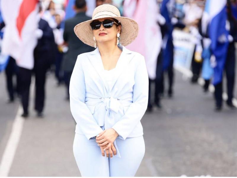 Edith Rodríguez, directora del centro educativo Luis Landa, representó la elegancia durante los desfiles patrios de 2026.