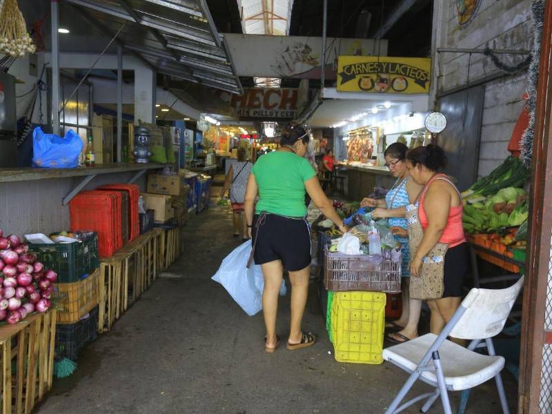 Para varios consumidores, comprar en los mercados sampedranos resulta más conveniente y económico que acudir a los supermercados, donde aseguran encontrar precios más elevados en algunos productos.