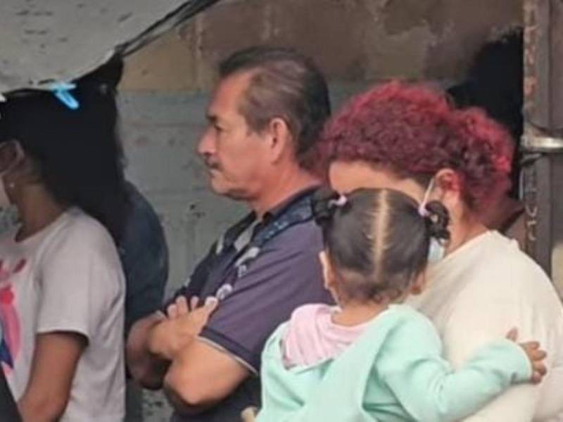 Nayeli Altamirano llegó por segunda vez desde La Lima al policlínico Miguel Paz Barahona, en San Pedro Sula, en busca de atención médica para sus cuatro hijas, quienes presentan fiebre y gripe. Según relató, aún no ha recibido respuesta a su solicitud de atención.