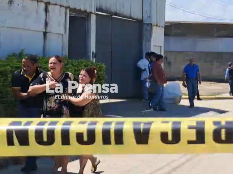 Entre gritos, llanto y desesperación, la madre del joven hallado sin vida en la colonia Luisiana, en San Pedro Sula, corrió hasta el lugar donde yacía su hijo.