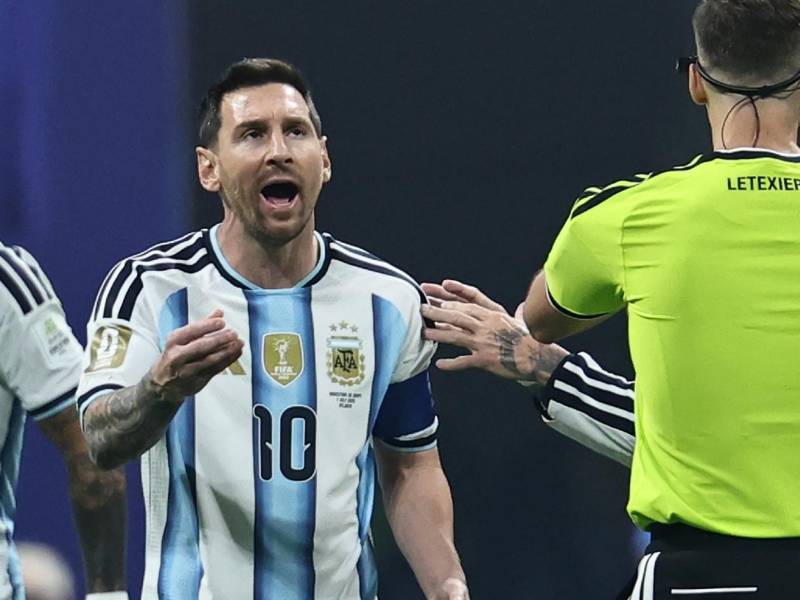 Lionel Messi se ha convertido en el villano de Argentina tras fallar su penal.