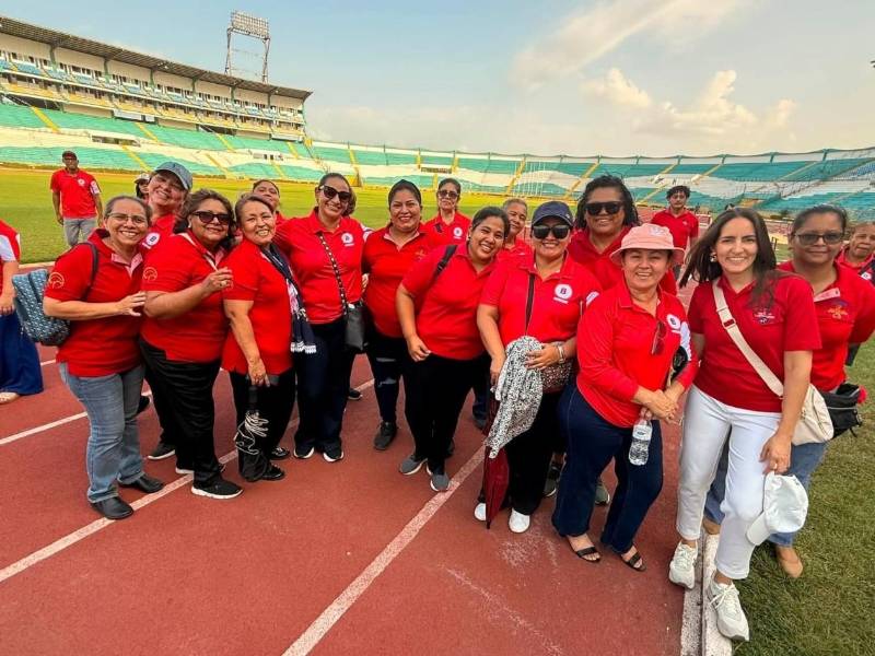 Miembros de la Iglesia de Cristo Ebenezer se congregaron en el Estadio Olímpico Metropolitano para orar por el desarrollo del Congreso Soy de Cristo y preparar el lugar donde se realizará la actividad.