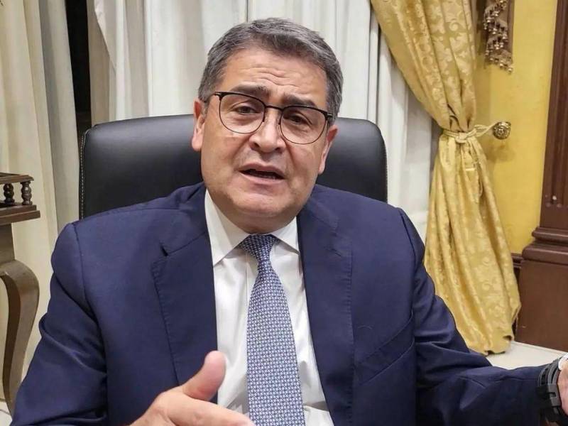 Juan Orlando Hernández, expresidente de Honduras, desmintió que vaya a testificar en un eventual juicio contra Nicolás Maduro en Estados Unidos, versión que circulaba en redes sociales basada en declaraciones de un exfuncionario estadounidense.