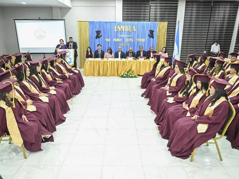 Graduados de Tela participan en el acto oficial que consolida el modelo de Educación Pública Bilingüe impulsado por la SEDU.