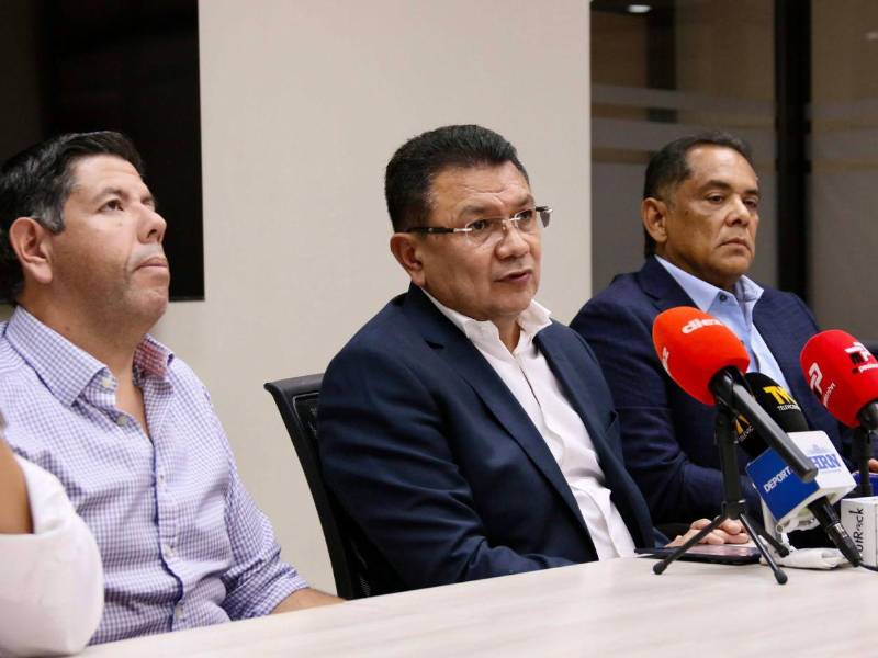 Dirigentes de la Liga Nacional durante la conferencia de prensa donde anunciaron los cambios en el formato de la triangular que inicia este fin de semana.
