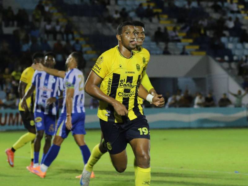 Daniel Aparicio celebrando su gol.