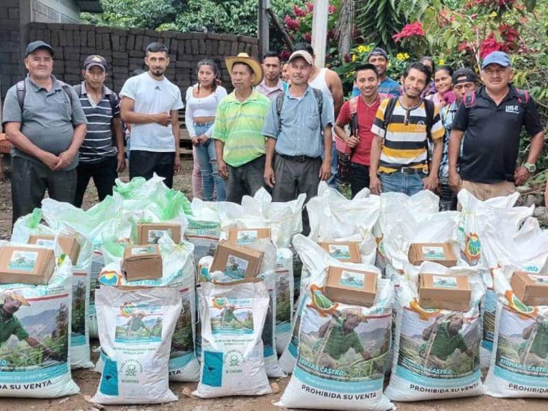 La revisión interna tampoco logró establecer quiénes recibieron los beneficios agrícolas, mientras productores denunciaron que parte de los insumos habría sido entregada a personas ajenas al sector. En la foto de la SAG beneficiarios de Intibucá.