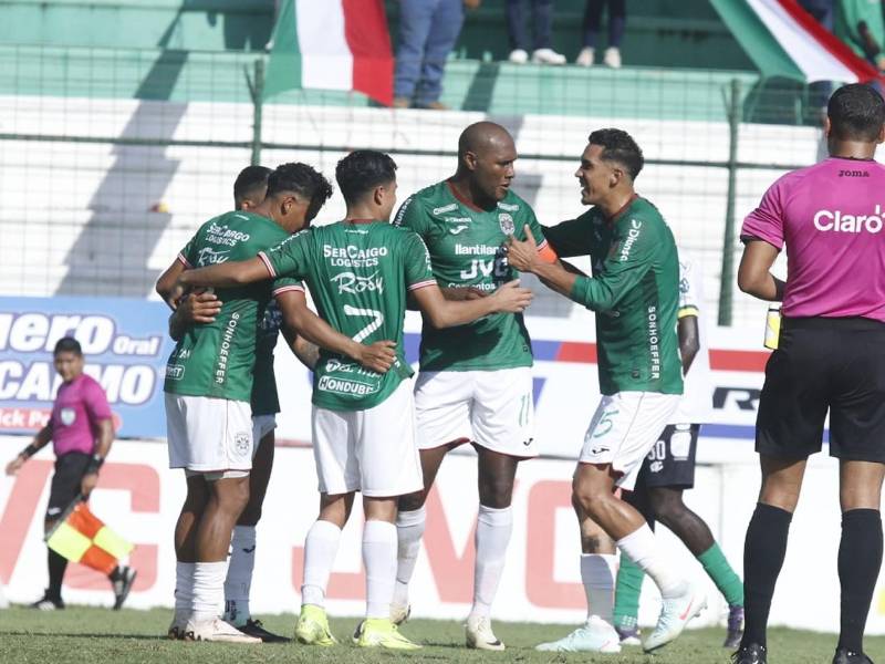 Juan Anangonó festejando su gol con sus compañeros. El ecuatoriano llegó a cuatro goles.