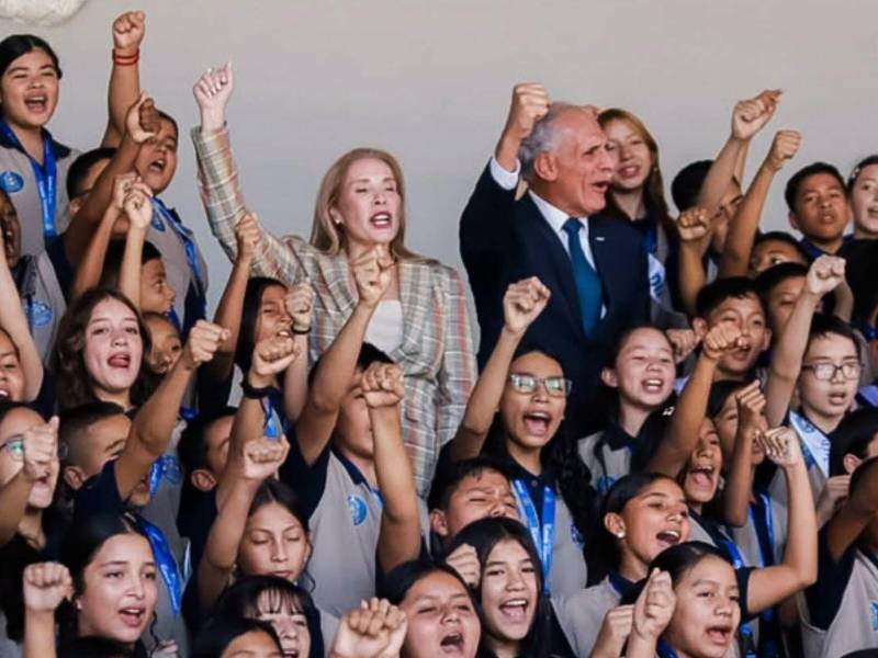 Asfura, su esposa, Lissette del Cid, y estudiantes hondureños. Fotografía cedida por Presidencia de Honduras (Facebook).