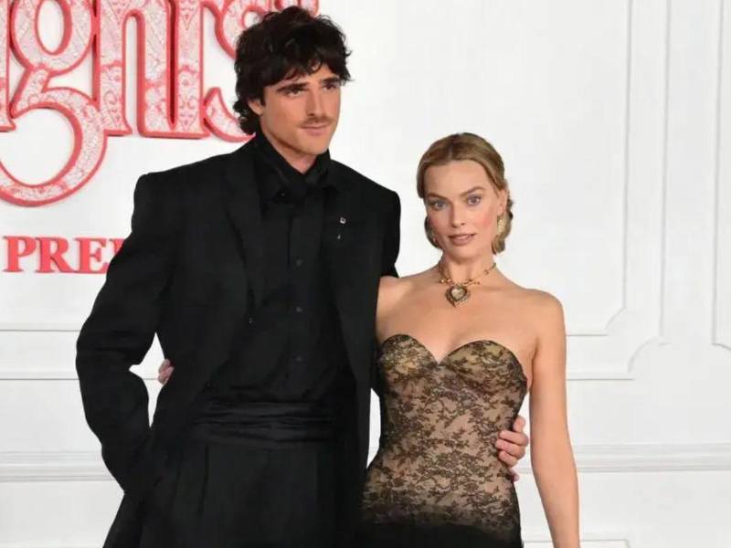Jacob Elordi y Margot Robbie durante la premier de la película.