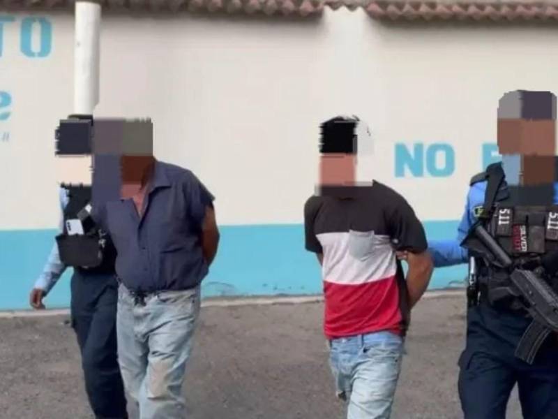 Los dos hombres, tras ser detenidos por agentes policiales.