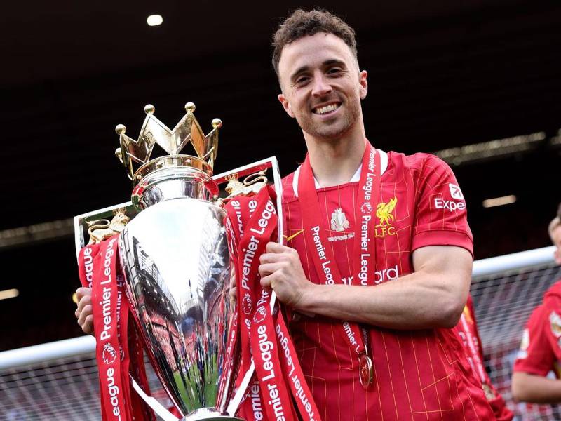 Diogo Jota, posando con el título de la Premier League que este año.